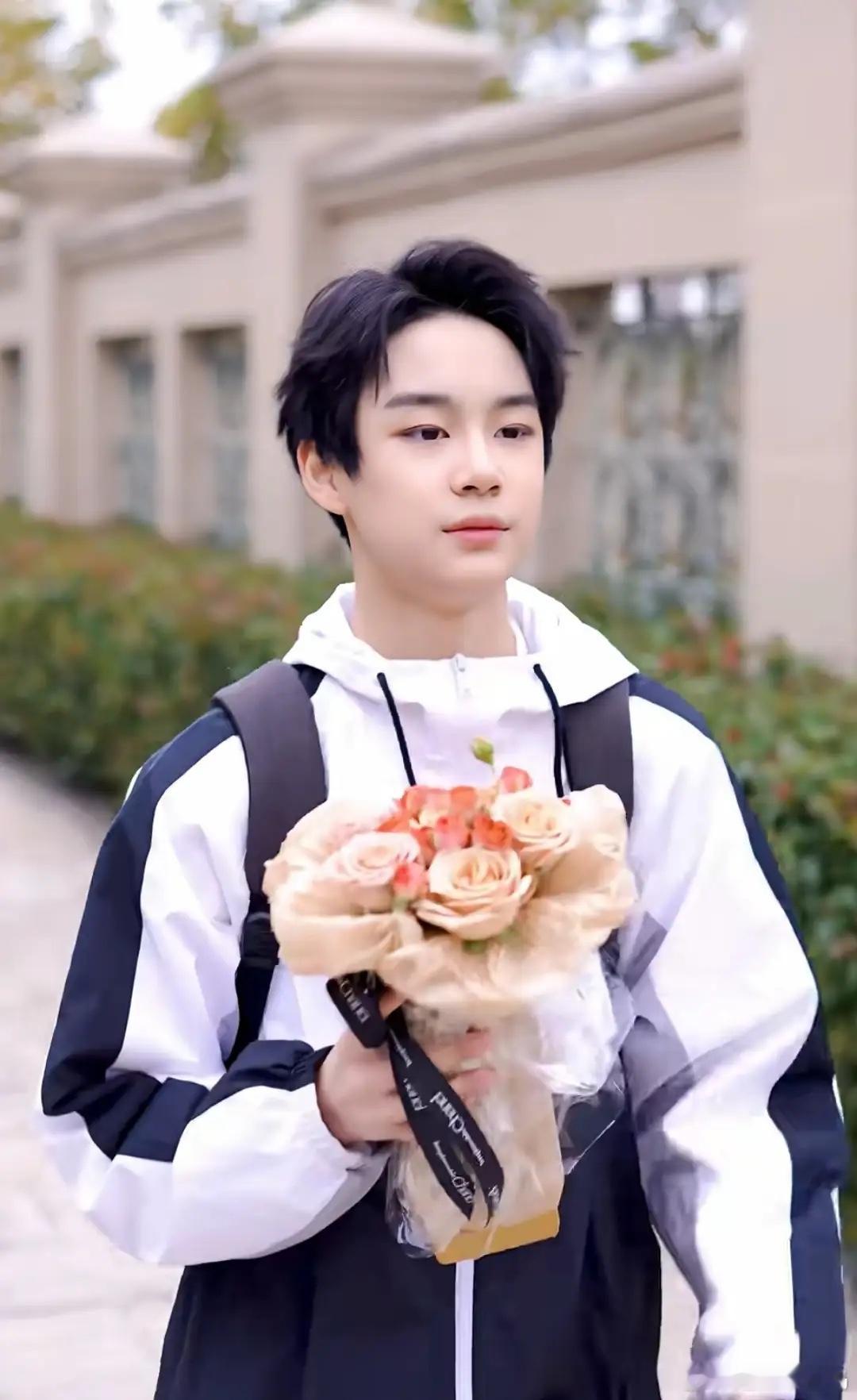 曹颖儿子放学给她送花，14岁个子有170，孝顺阳光眉眼像爸爸王斑！