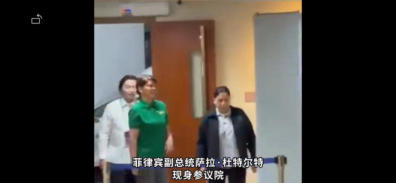 她来了！莎拉现身参议院！今天上午，菲律宾副总统萨拉在律师陪同下现身参议院。