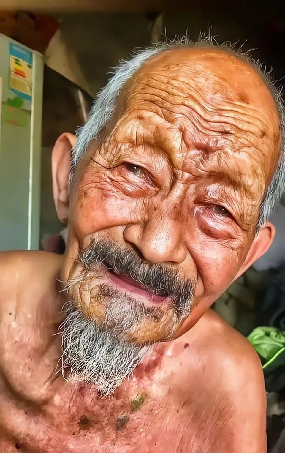 一博主采访一位老人，问他多大年龄了？老人低头想了想：“我忘了有九十几了。