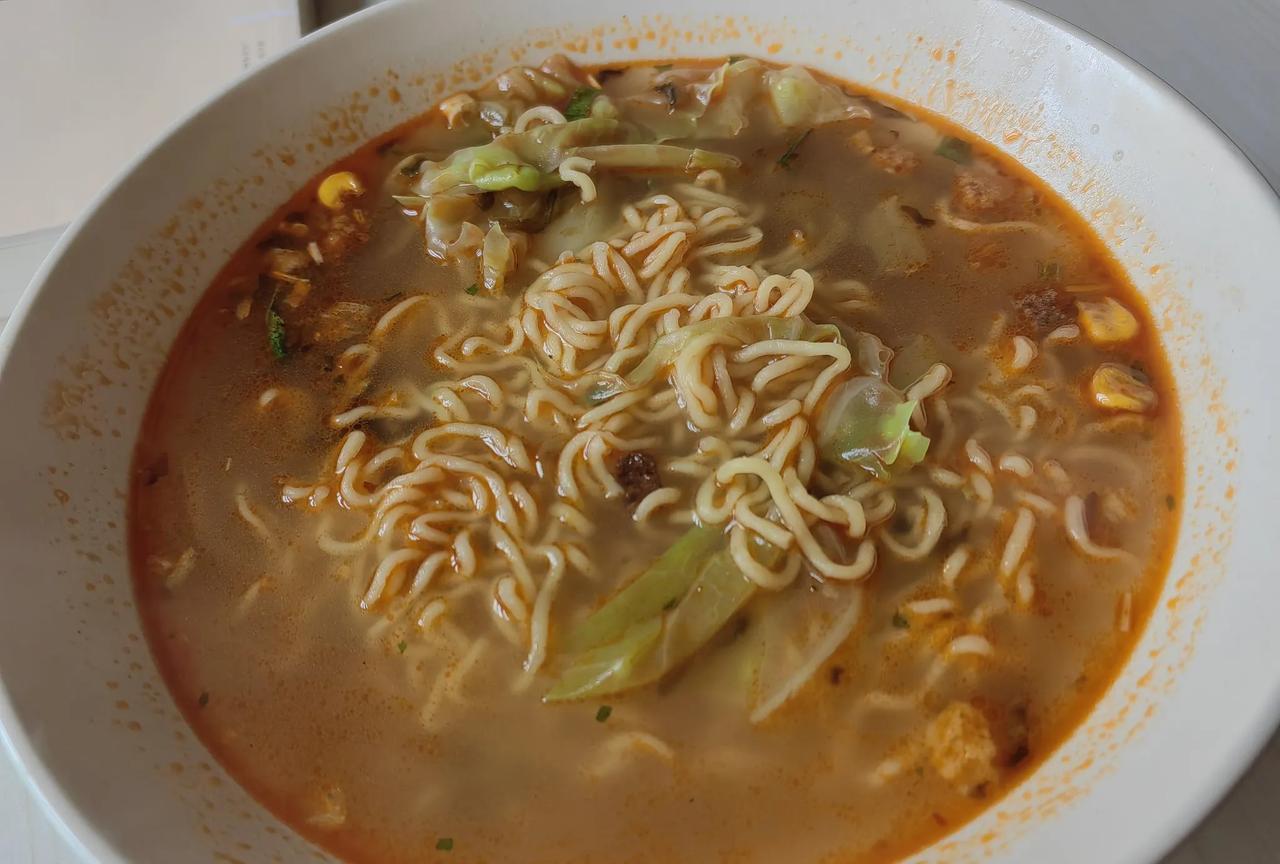 午餐，煮了一包方便面，加了点圆白菜叶。
