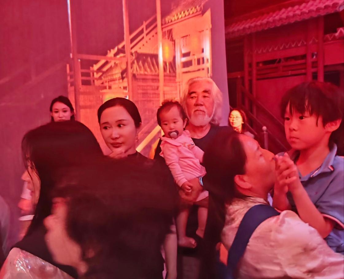 张纪中和老婆杜星霖带着四个孩子去看表演，他已经74岁了，负责抱着1岁的小女儿，不