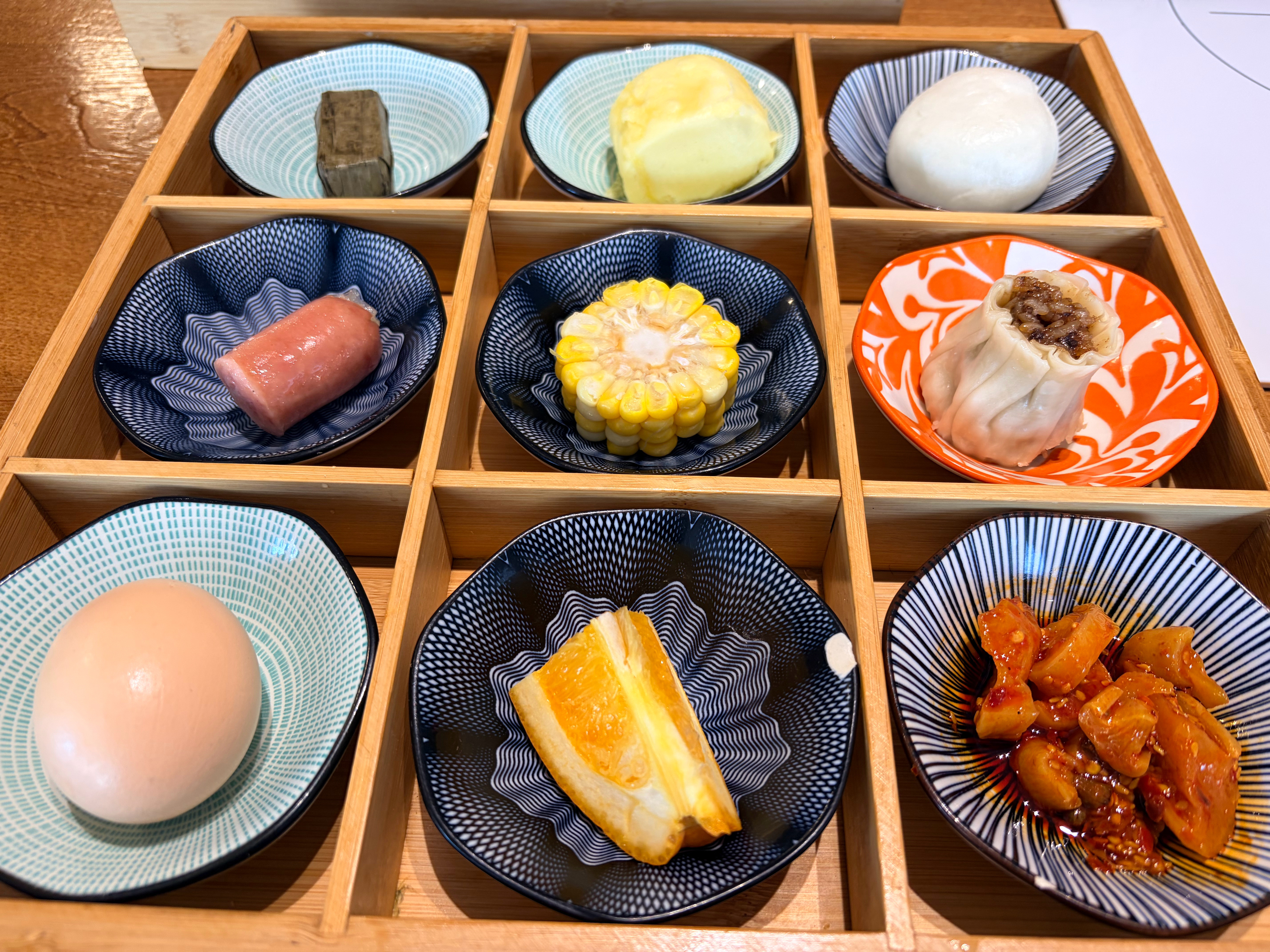 酒店老板有想法，简单的早餐用漂亮盘子装起来就变得精致起来了。