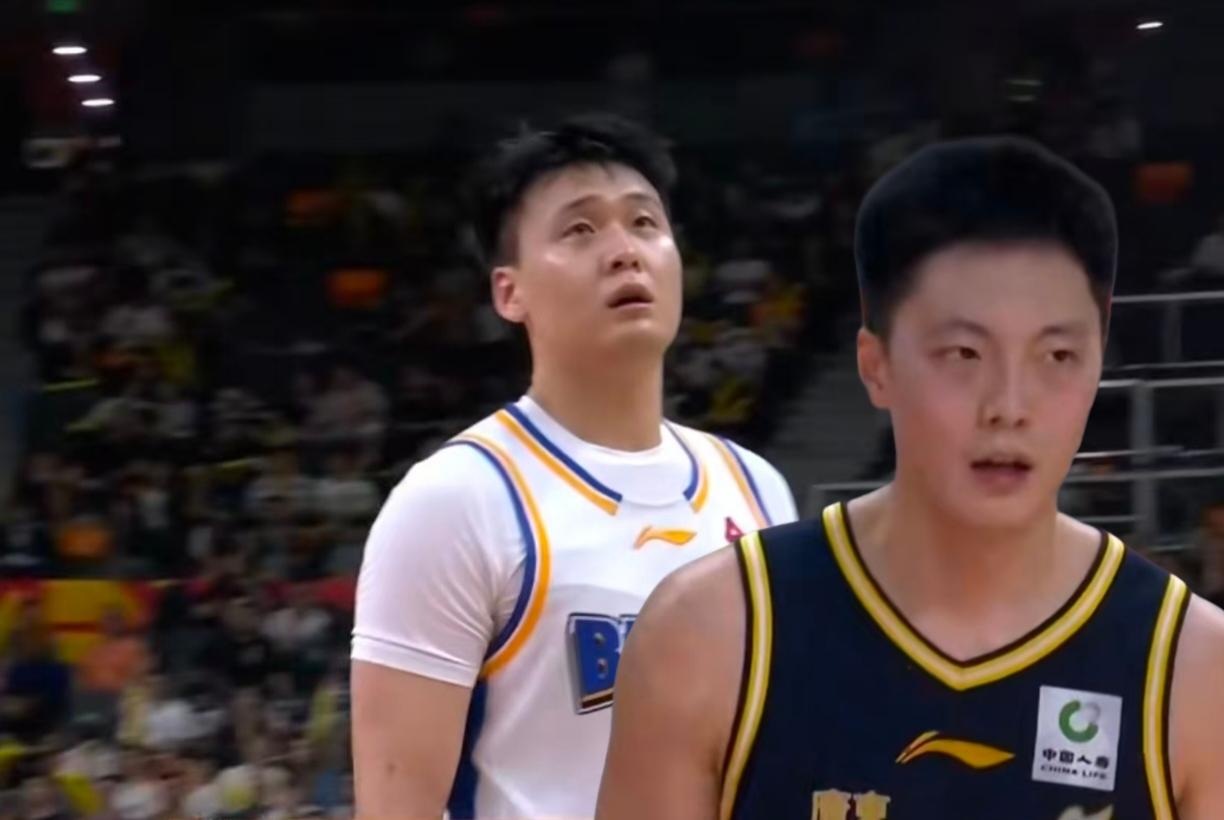 看了近期赵睿和胡明轩的表现，这哥俩打硬仗的实力根本就不在一个档次：赵睿——客