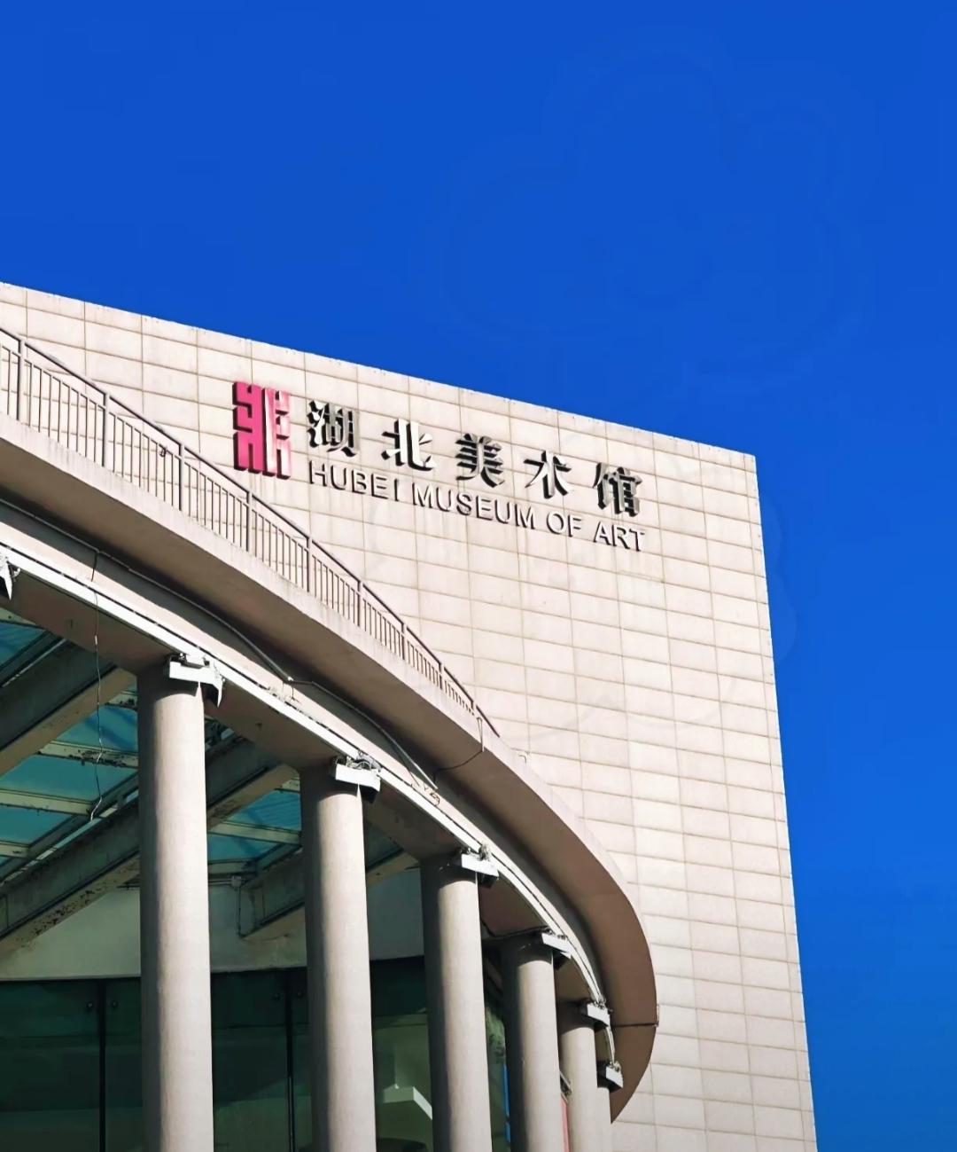 湖北美术馆这一把火，烧得那是真叫一个“讲、顾大局”。你看人家这火多有眼力见，满