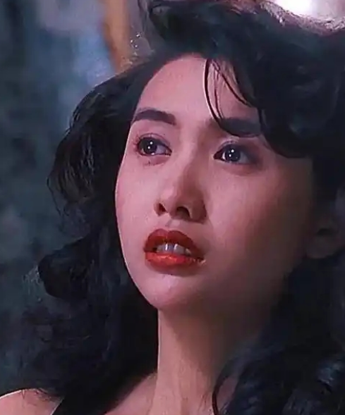 1997年邱淑贞和王晶分手后转身嫁给了身家百亿的沈嘉伟结果结婚当天，沈嘉伟正