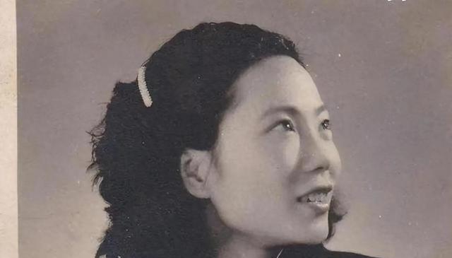 1986年夏天，一女两男到故宫游玩，那个女子突然说了一句很奇怪的话：“这大殿的气