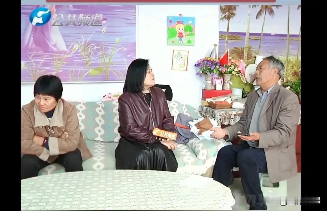 河南鹤壁，大爷种的玉米被雨水泡的又黑又霉，粮贩只肯出4毛2一斤，五亩地只能赚30