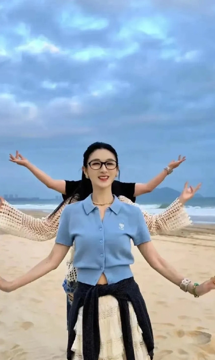 女网红薇娅一家三口，没想到她的女儿都这么大了，身材真是苗条啊，最美辣妈非他莫属