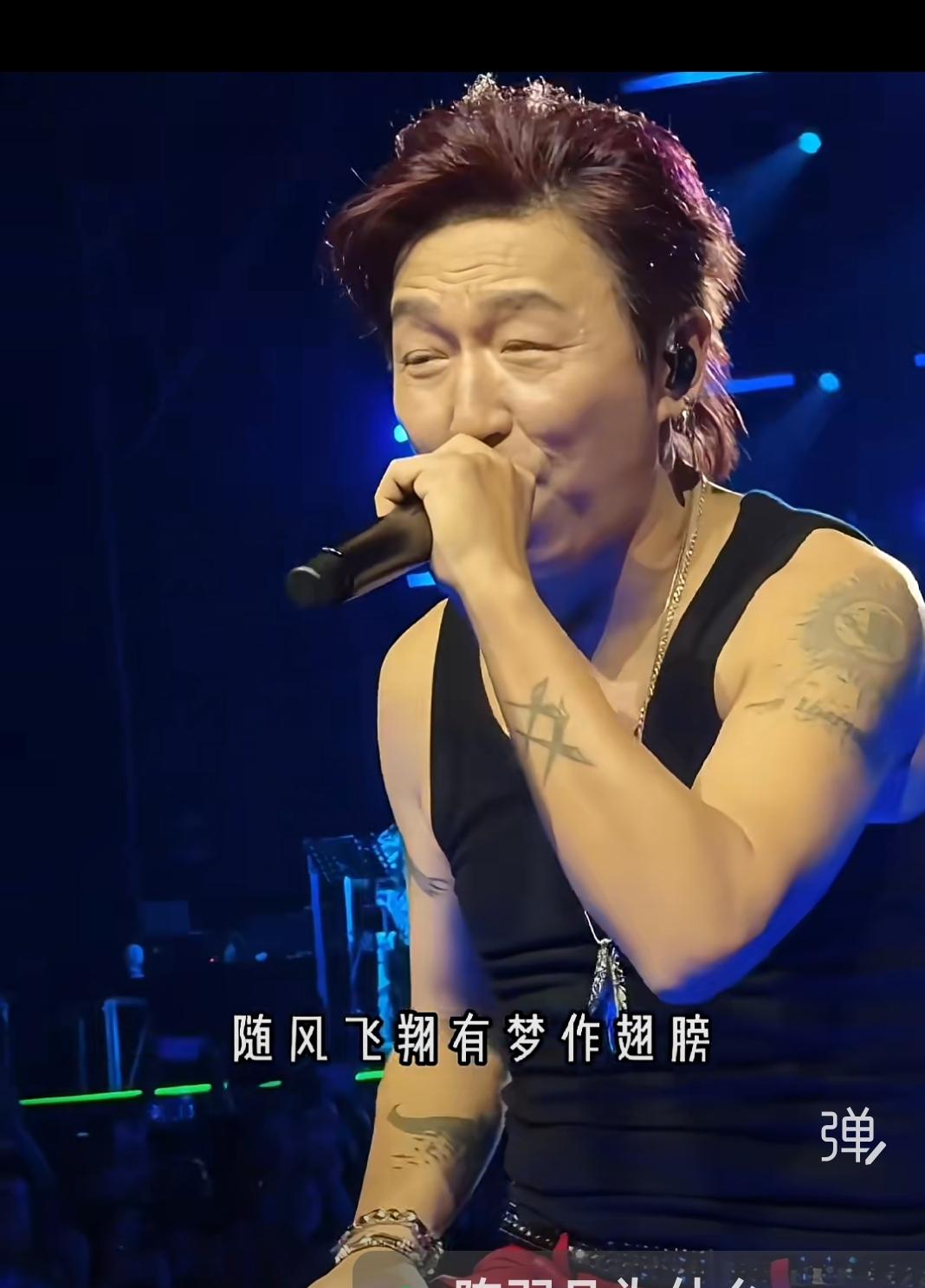 这满脸的皱纹，这手臂上的刺青，这胖了一圈的身形，都让人感觉油腻。近期，陈羽凡在