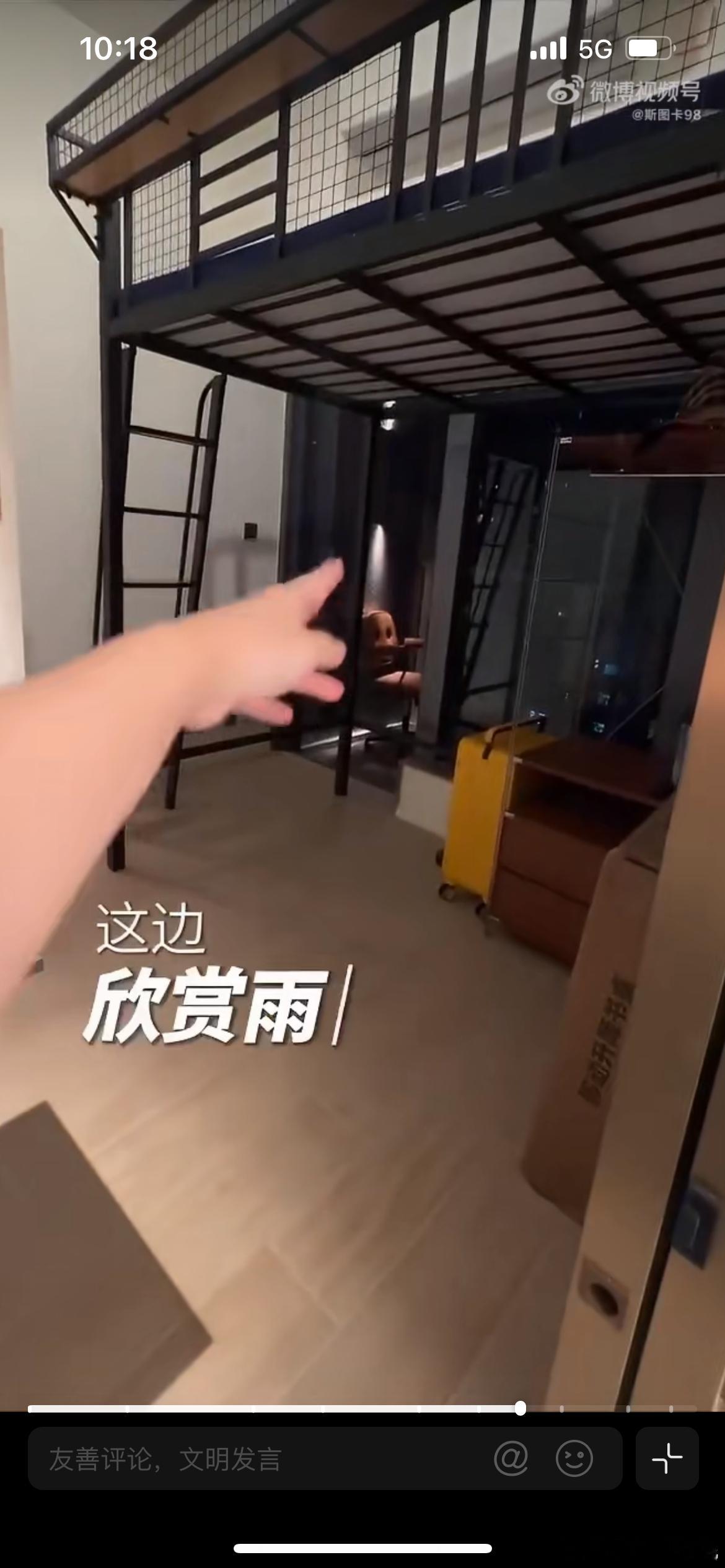 女生晒400万香港豪宅仅20平，一位女生分享自己在香港购入的新家引发全网热议，这