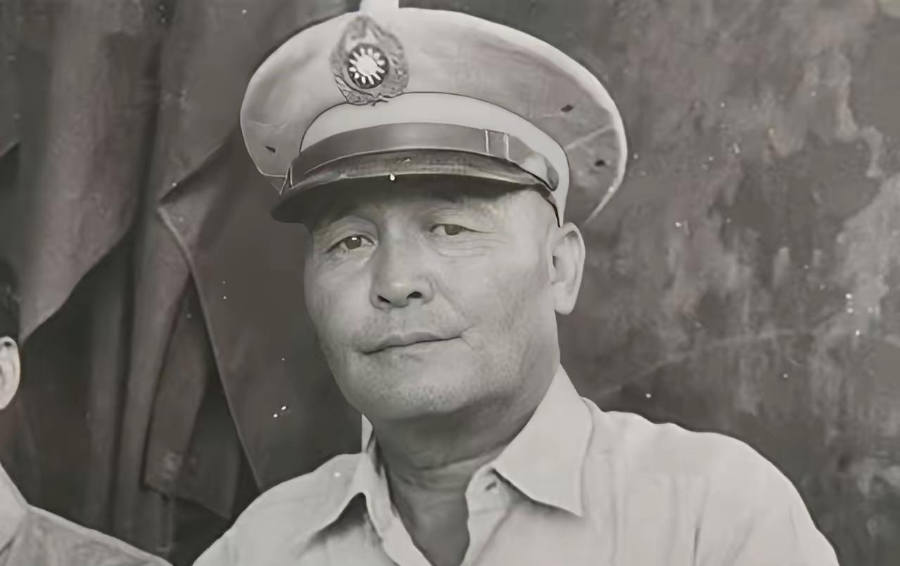 1949年，一个国军军长在上海打残解放军一个师，带2万人从海上跑了，7个月前他刚