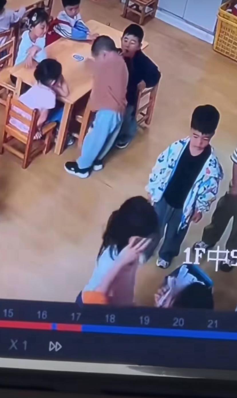 江苏某幼儿园老师拿热熔胶烫小孩的嘴！孩子家长在发现这种情况之后，在幼儿园的群