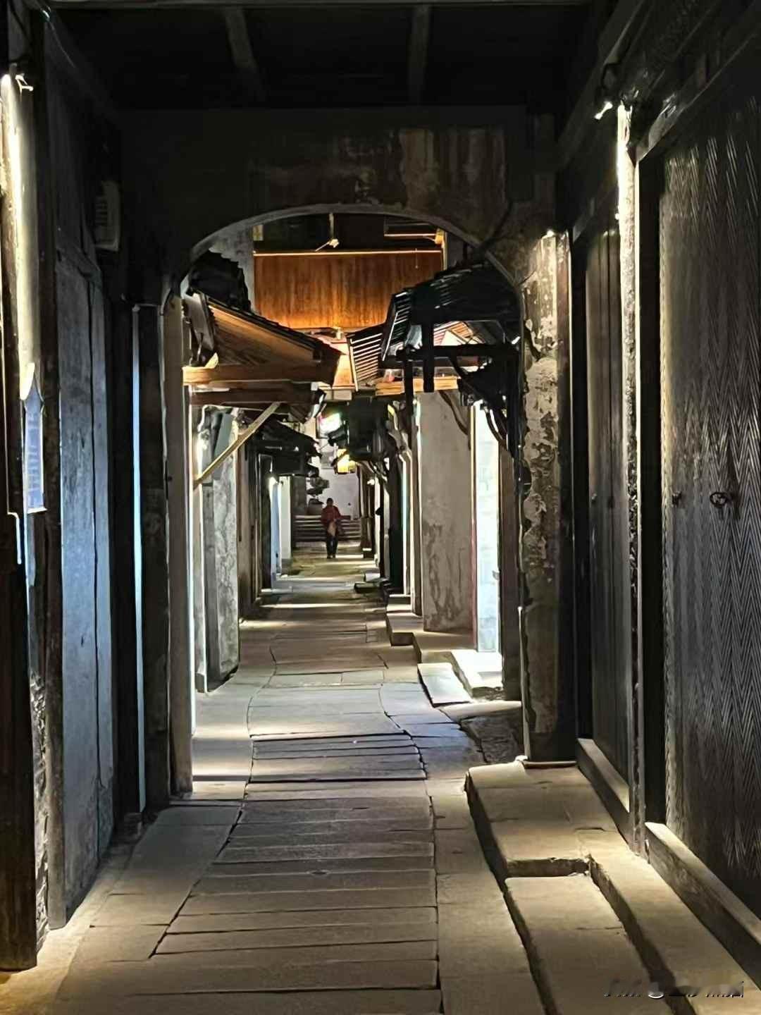 周庄古镇之夜结束了一场非常愉快的聚会，走进宁静的古镇，喜欢这种格调，很舒服很自