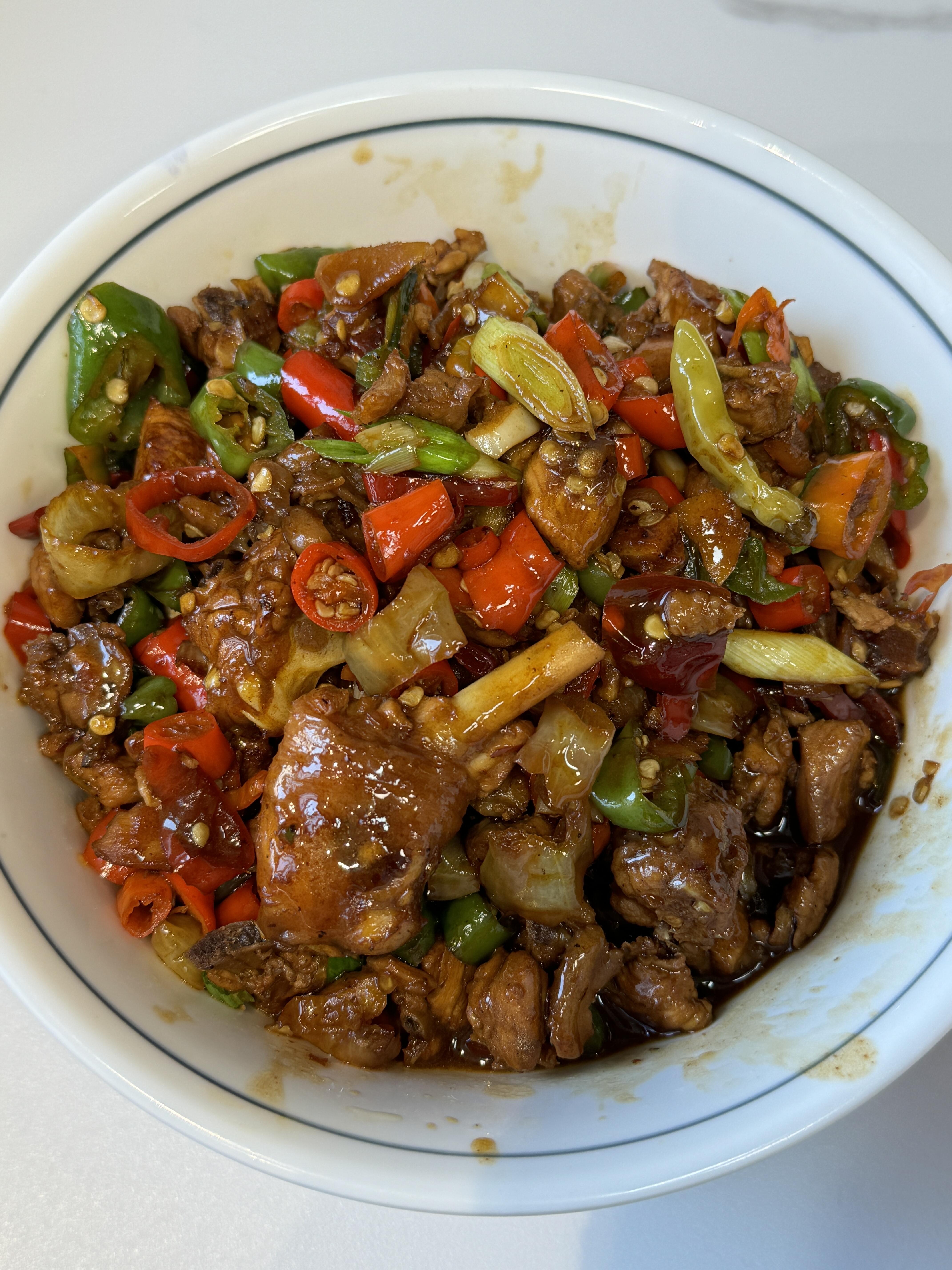 这盘泡椒炒鸡我能连吃三天！酸辣过瘾的酱汁裹着嫩鸡肉，配三大碗米饭都不够！做法零