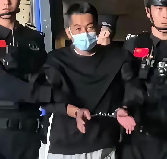 终于知道害怕了！从满脸不在乎，到露出惊慌绝望的眼神，只是从泰国回到中国，他就崩溃