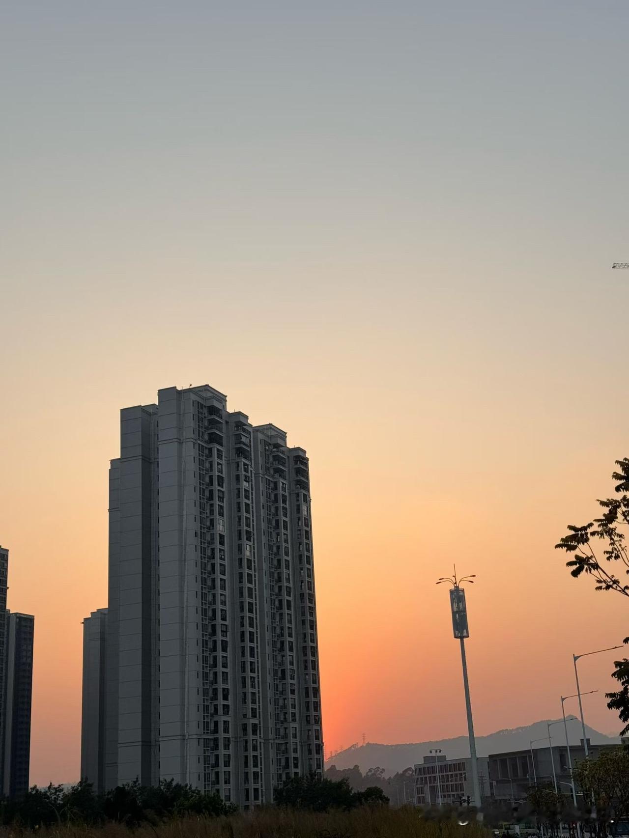 昨天中午，儿子带着两个中介来看我房子，说现在房价涨了，能卖个好价钱。我当场就说：