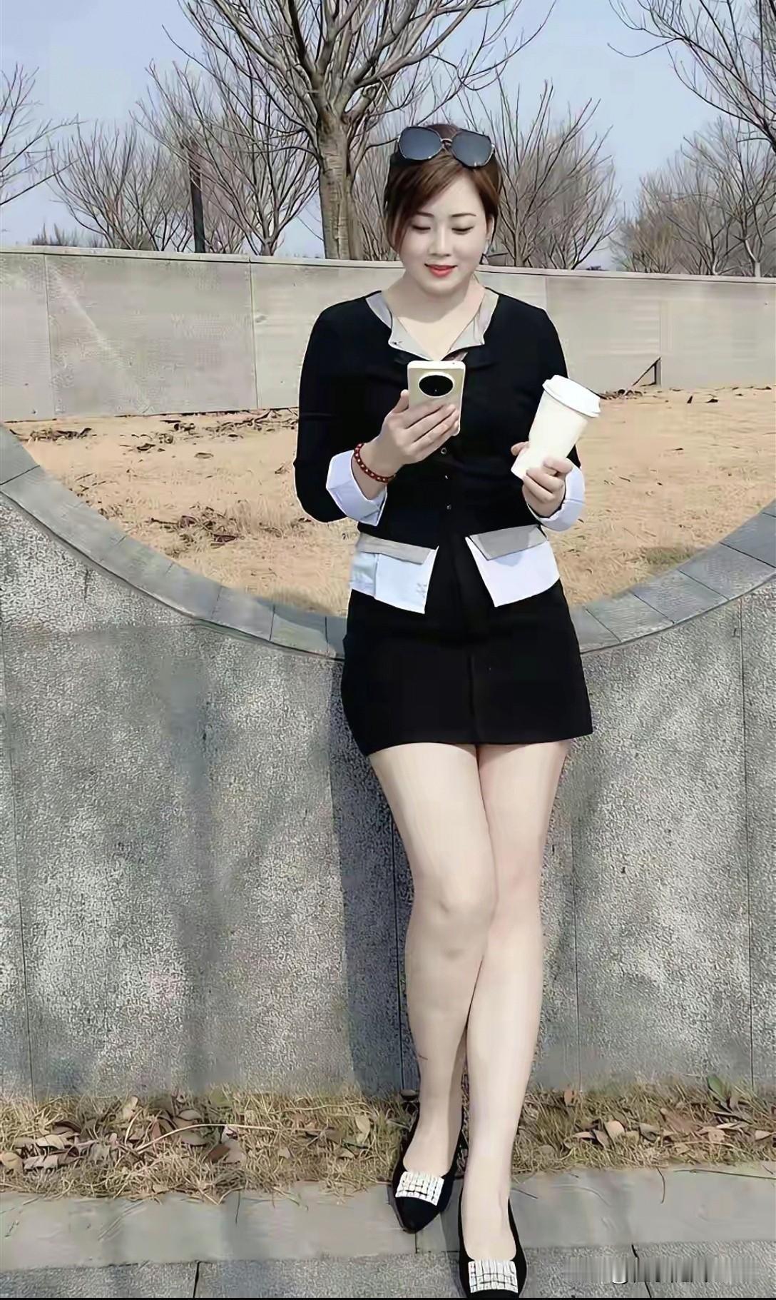 阳光下的甜美时光，黑裙与咖啡的完美搭配