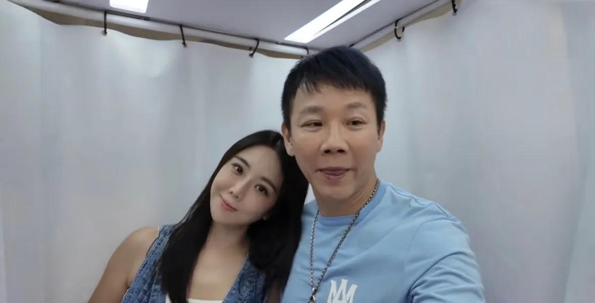56岁陶喆和老婆江佩蓉罕见同框秀恩爱，夫妻俩一对比，脸部的状态差距实在是太大了！
