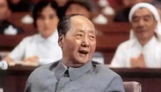 1981年，有人想动手否定毛主席，胡乔木提出不再称“毛主席”，改叫“毛泽东”，但