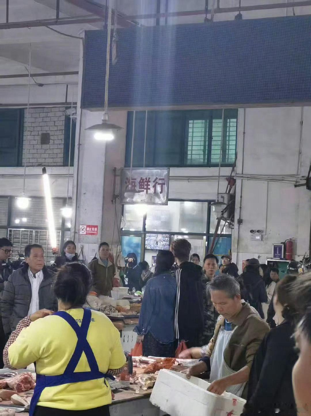 王鹤棣白鹿买菜路透王鹤棣白鹿亲爱的客栈买菜路透亲爱的客栈王鹤棣白鹿买菜的画面狠狠