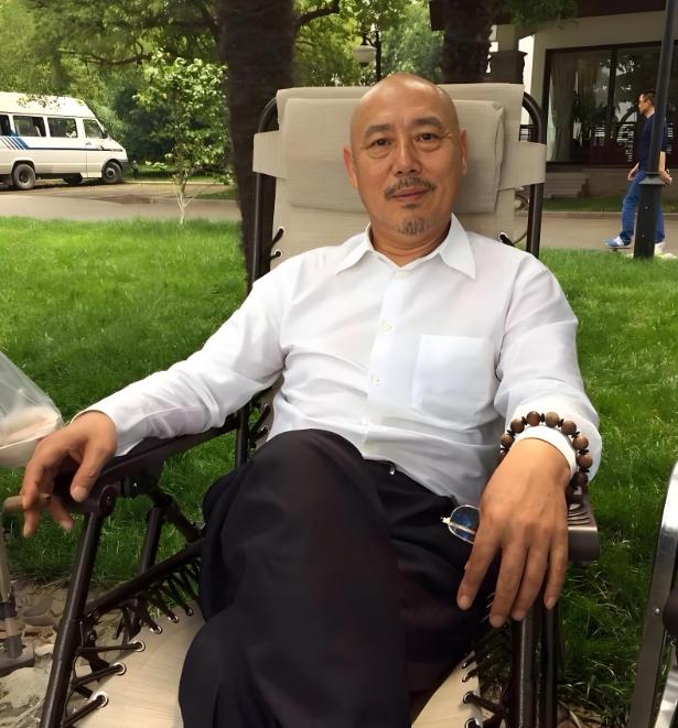 1991年，身价过亿的李诚儒，把糟糠之妻和6岁儿子赶出家门，转身娶了女朋友，20