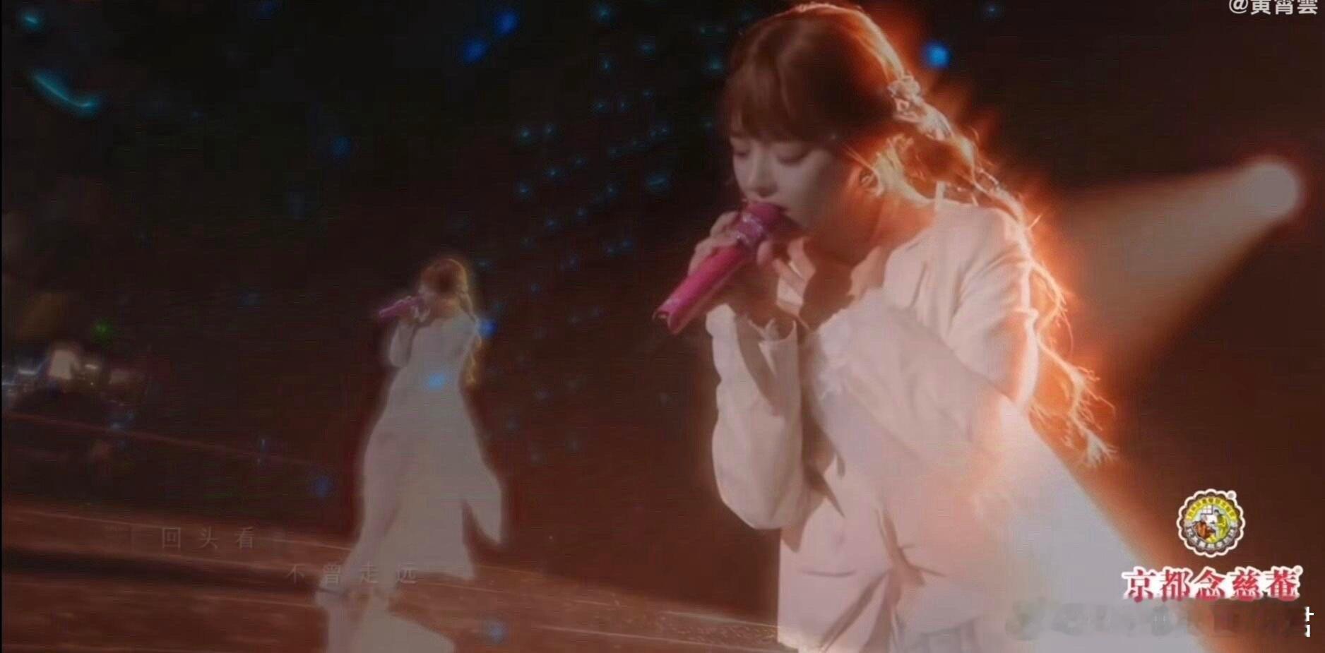 见证i人史上最悲壮突围！黄霄雲刚举起“嗨起来”冲锋旗，就被全场静默按回原地。这波