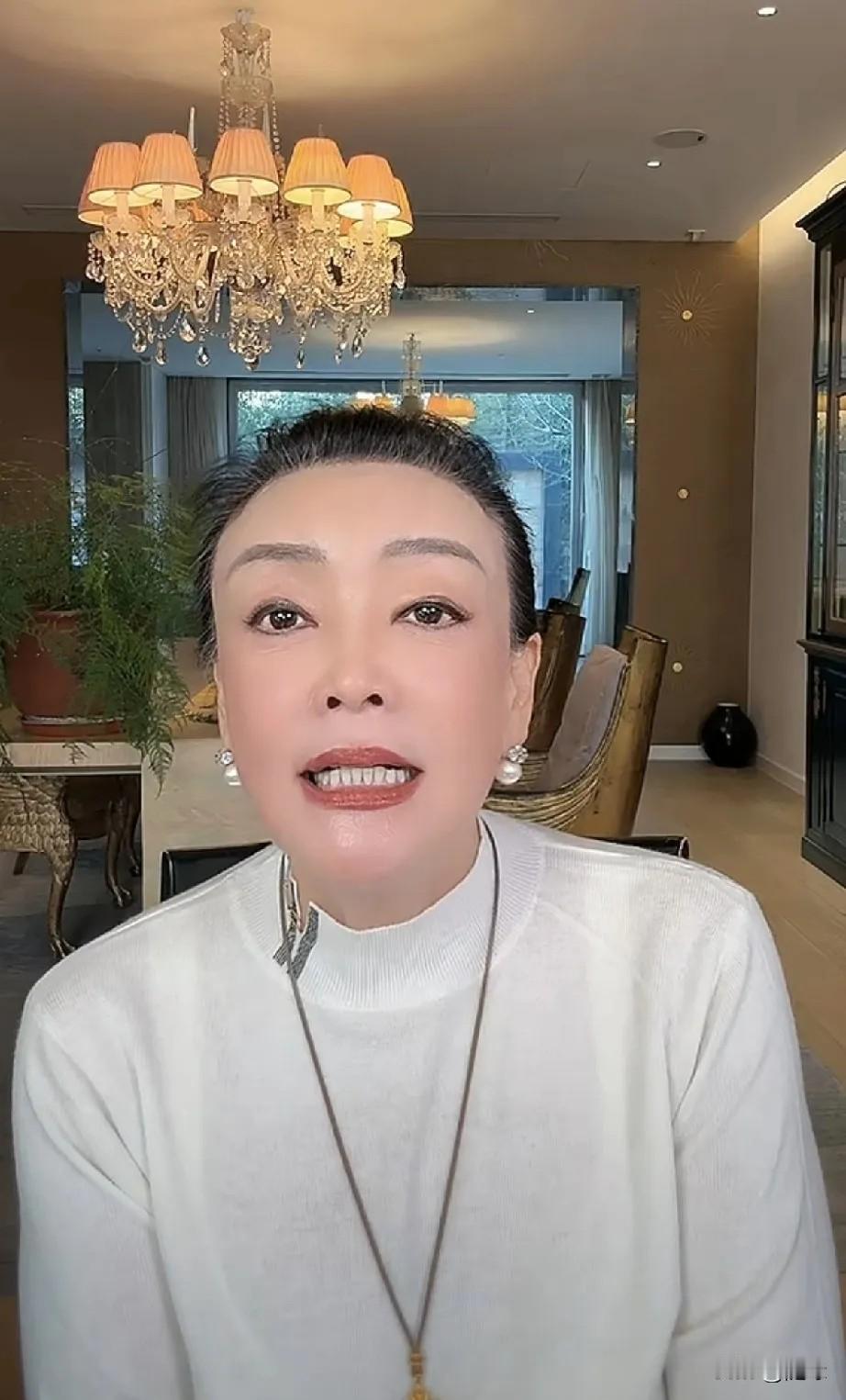 张兰今天下午开播了，这也是她2026年的首次直播。张兰满面笑容跟大家打招呼，依