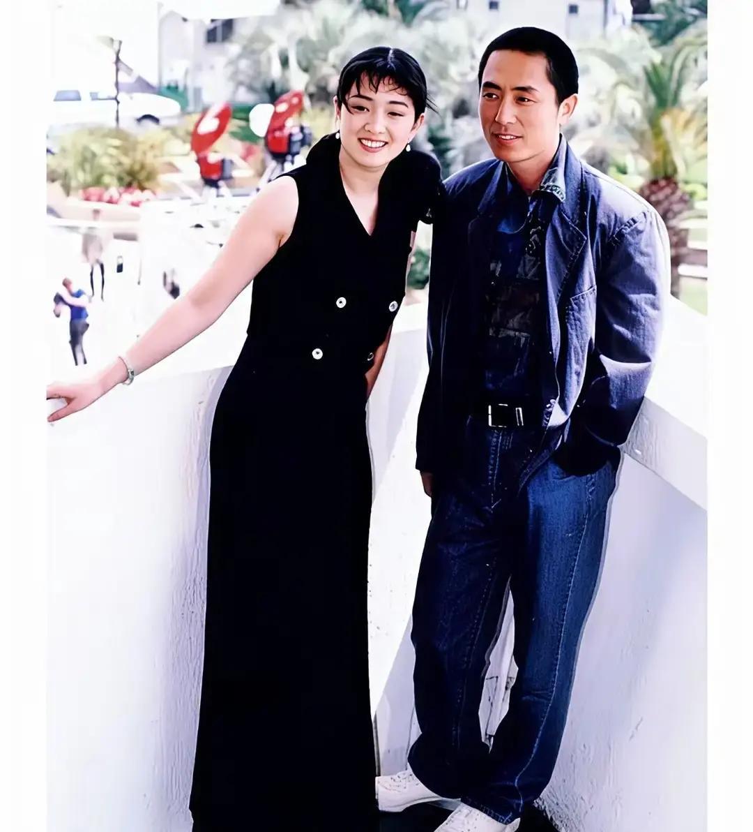 巩俐29岁那张戛纳旧照，藏着中国电影最狠逆袭1990年5月，她穿件普通白衬