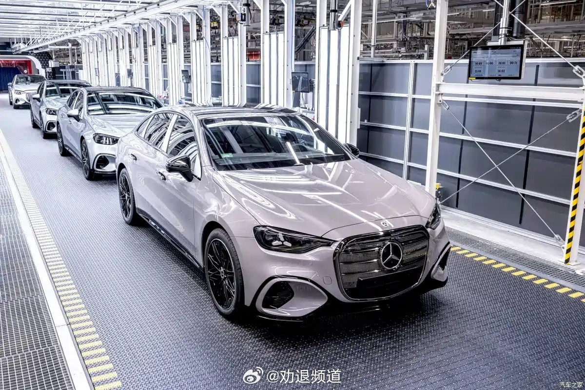 奔驰C也有纯电版了全新纯电奔驰C级在匈牙利工厂正式量产下线，基于MB.EA架构打