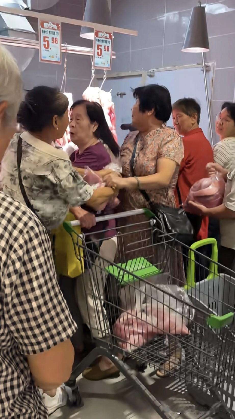 超市特价肉5.98元/斤，大妈直接抢出全武行，省钱还是玩命刚开门的超市鲜肉
