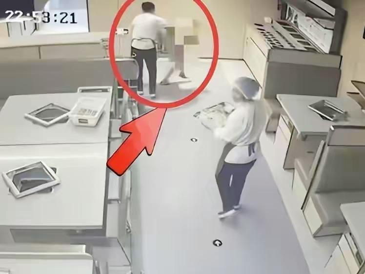 天津海底捞男童奔跑撞上热油烫伤事件，持续发酵都吵翻了！天津人绝不护犊子，到底谁该
