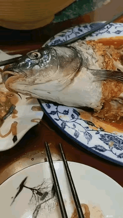 这是道以前的名菜叫开口活鱼，这样做的目的是显示食材的新鲜度，但是太残忍了，让人不