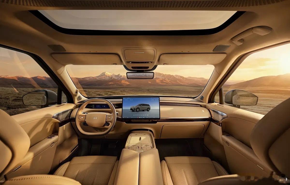 小鹏GX内饰公布！亮点在图三，这是一个三排座SUV，注意看后备厢内部垂直高度、后