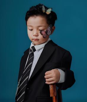 一位教育学家说：“假如你有一个儿子，请把他养得自由而生猛。”养男孩