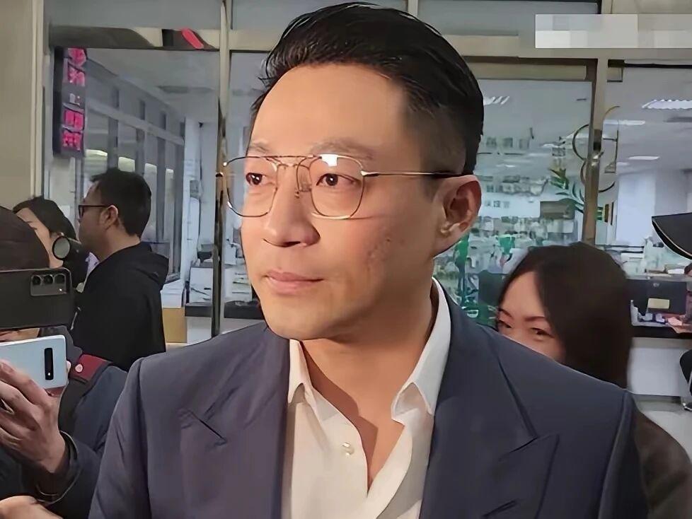 汪家这步棋，下得确实有点门道。满月酒办在台北，算是女方主场。请来的亲