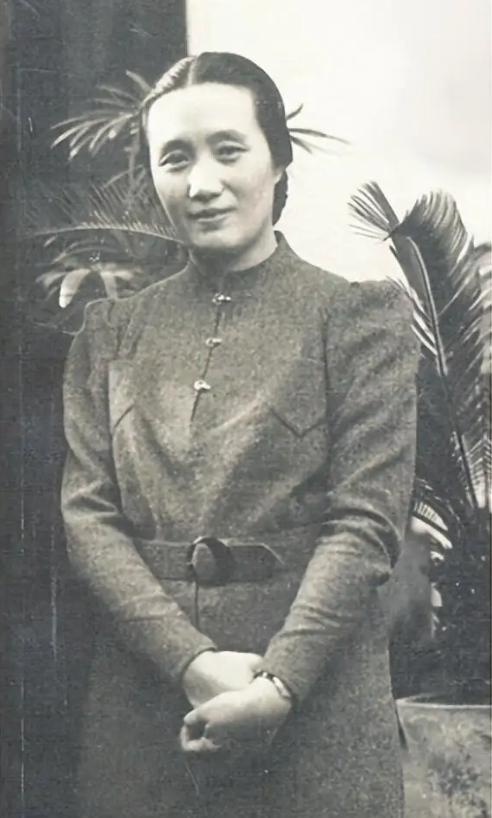 1925年，连生4女的董竹君，为圆丈夫儿子梦，冒死怀第5胎。她肚大肥圆，爱吃辣椒