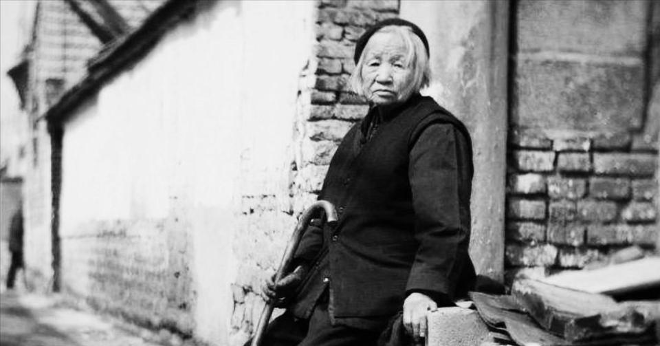1980年，叶帅返回梅县老家探亲，1位老妪赶来探望。门口的警卫一看，伸手一拦，将