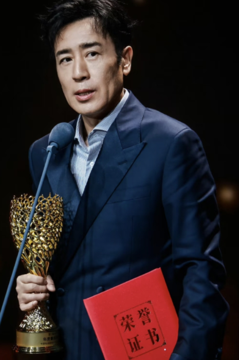 于和伟再拿影帝 最开心的不是第一个起身鼓掌的张艺谋，也不是给他颁奖跟他开玩笑
