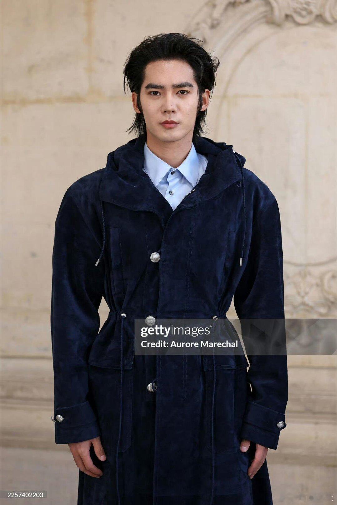 于适巴黎DIOR看秀生图，G社这是变站姐了吧！状态无敌，还得是我们中式帅哥。于