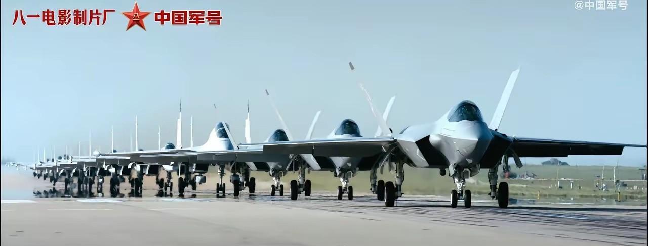 歼-35数量惊人，已经可以“大象漫步”！歼-35公开露面时间不长，前不久在歼-