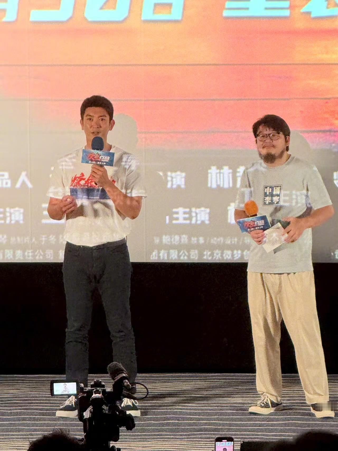 《蛟龙行动》超越单纯的动作爽片，重新定义了主旋律军事大片。通过双线叙事，展现了中