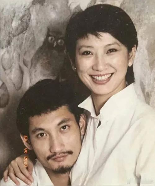 向太很能明白施南生的心情：把老公当老爷服侍，金庸也看透了施南生：她是唯一是老公意