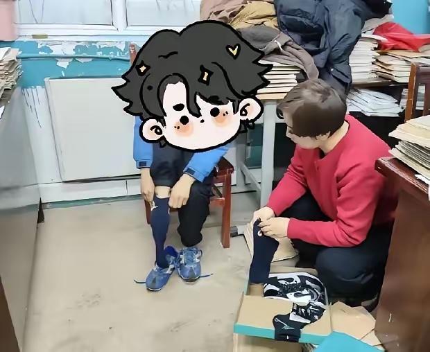 零下20℃，男孩光脚上课，让老师粉笔掉地。女老师上课突然看见男孩露着脚脖子