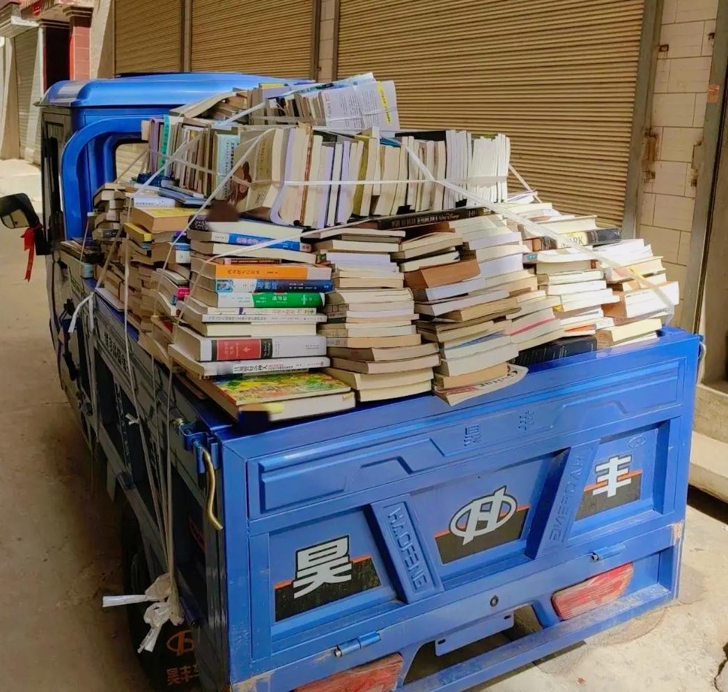 家人们谁懂啊！今天收废品的师傅拉来满满一车书，我当场眼睛都亮了，好家伙，这书也太