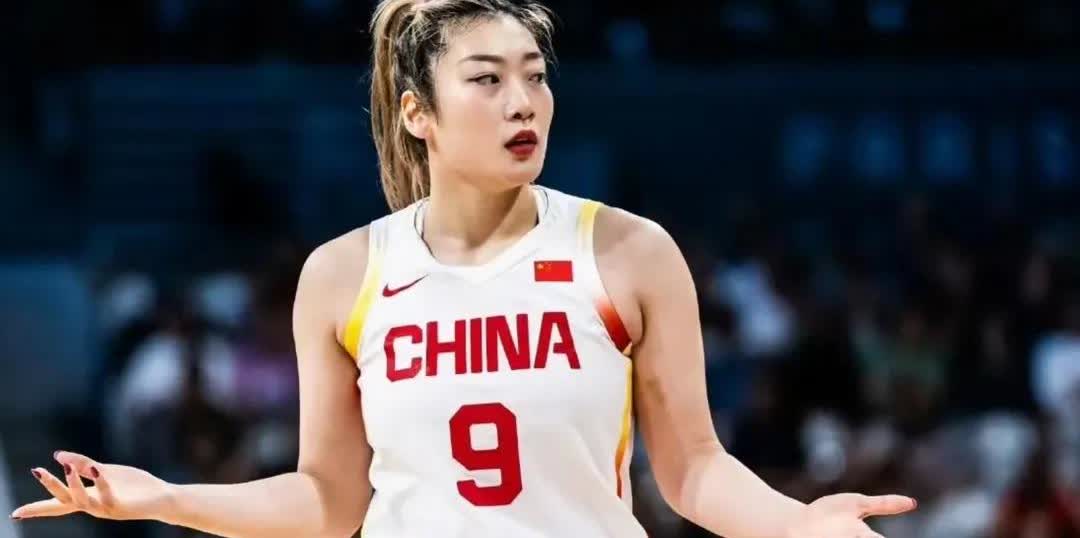 女篮在亚洲杯输得那真是一个惨。李月汝比张子宇好些，也没见着。张子宇不该上场，