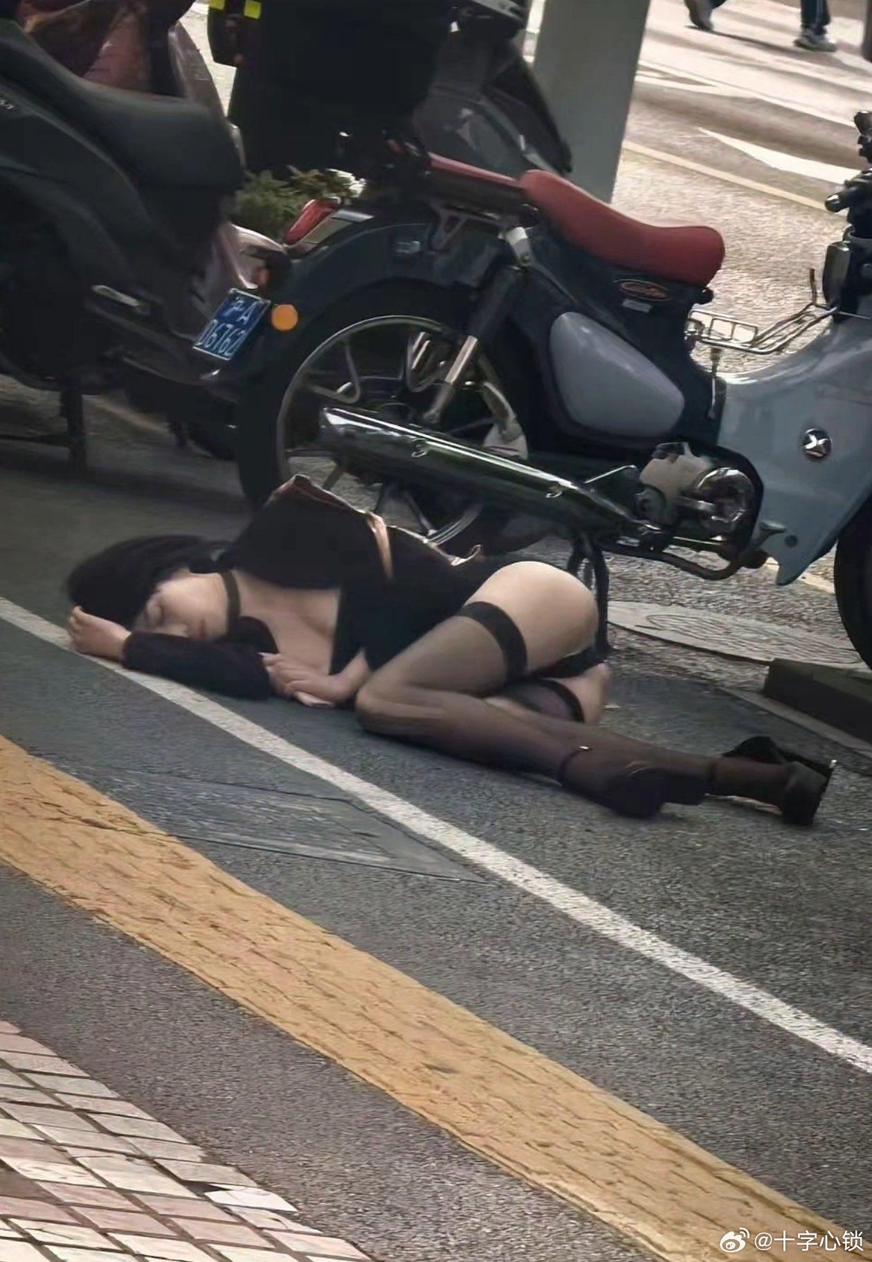 这个小姐姐是怎么了？