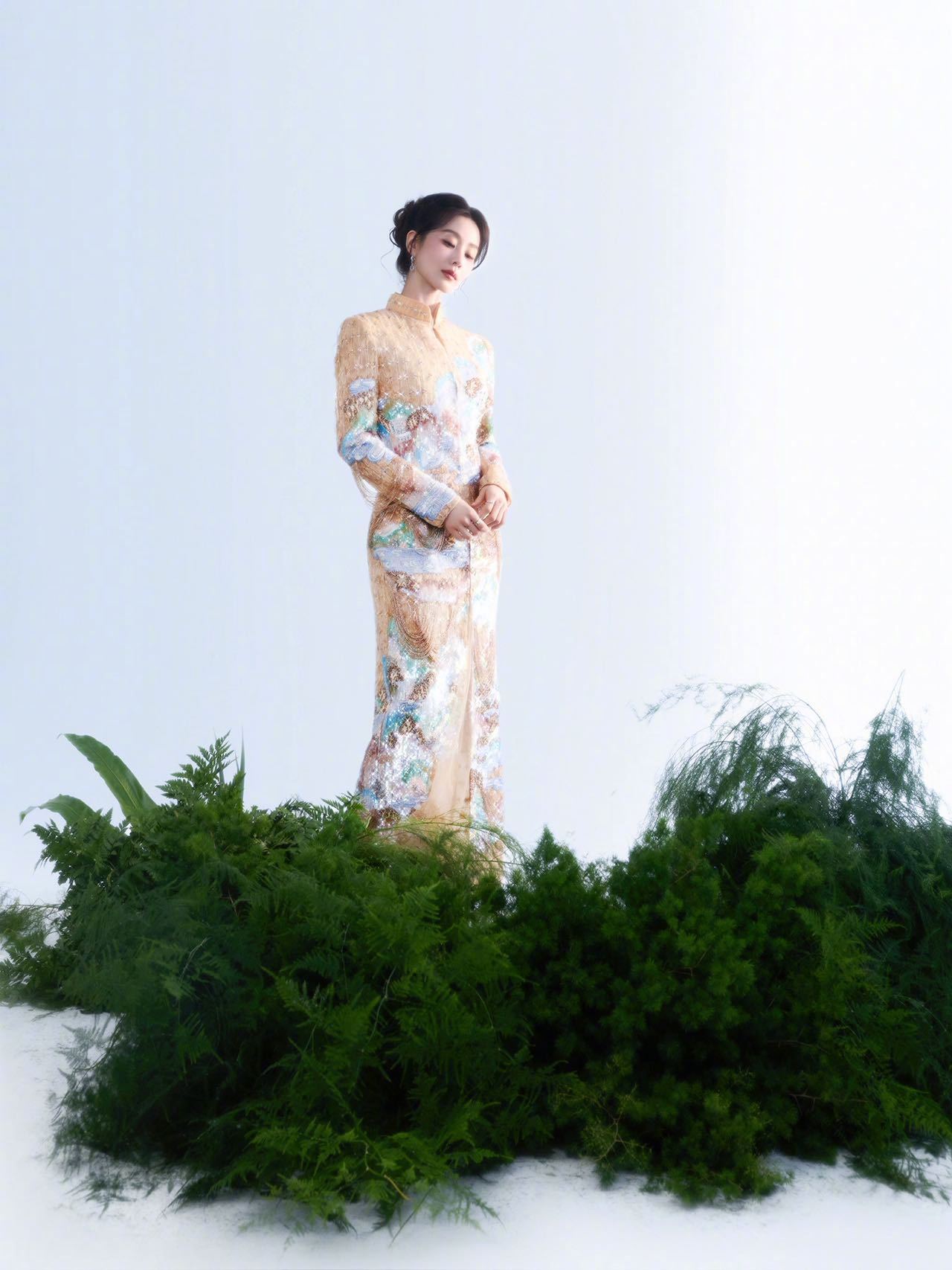 刘诗诗身穿MEssential2024秋冬系列中式礼服演绎的新春大片，佩戴