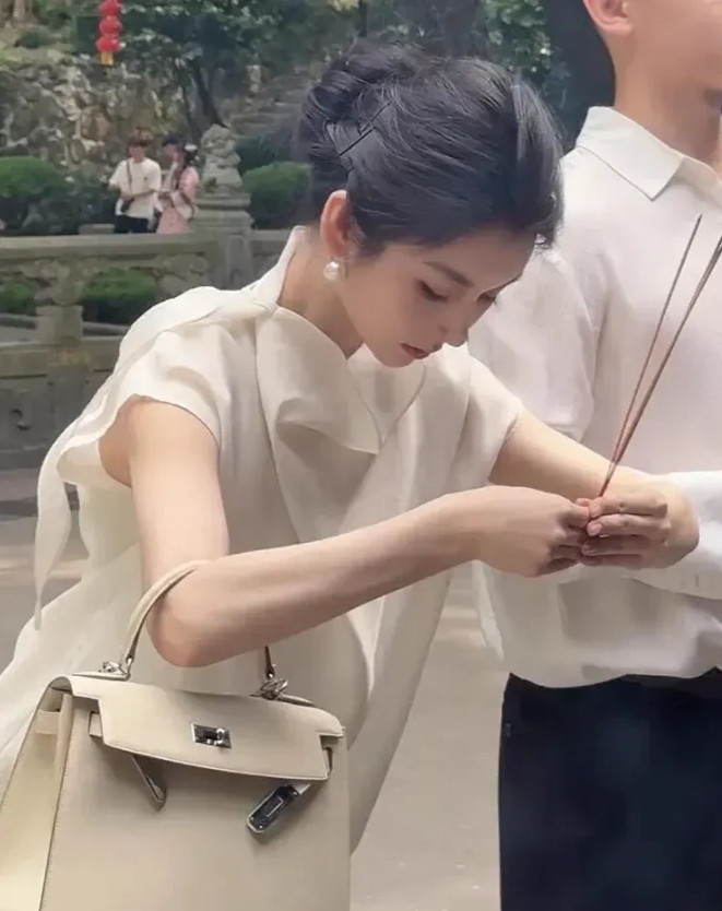 一个包都几十万了。这么有钱，还这么漂亮还能有什么烦恼呢？