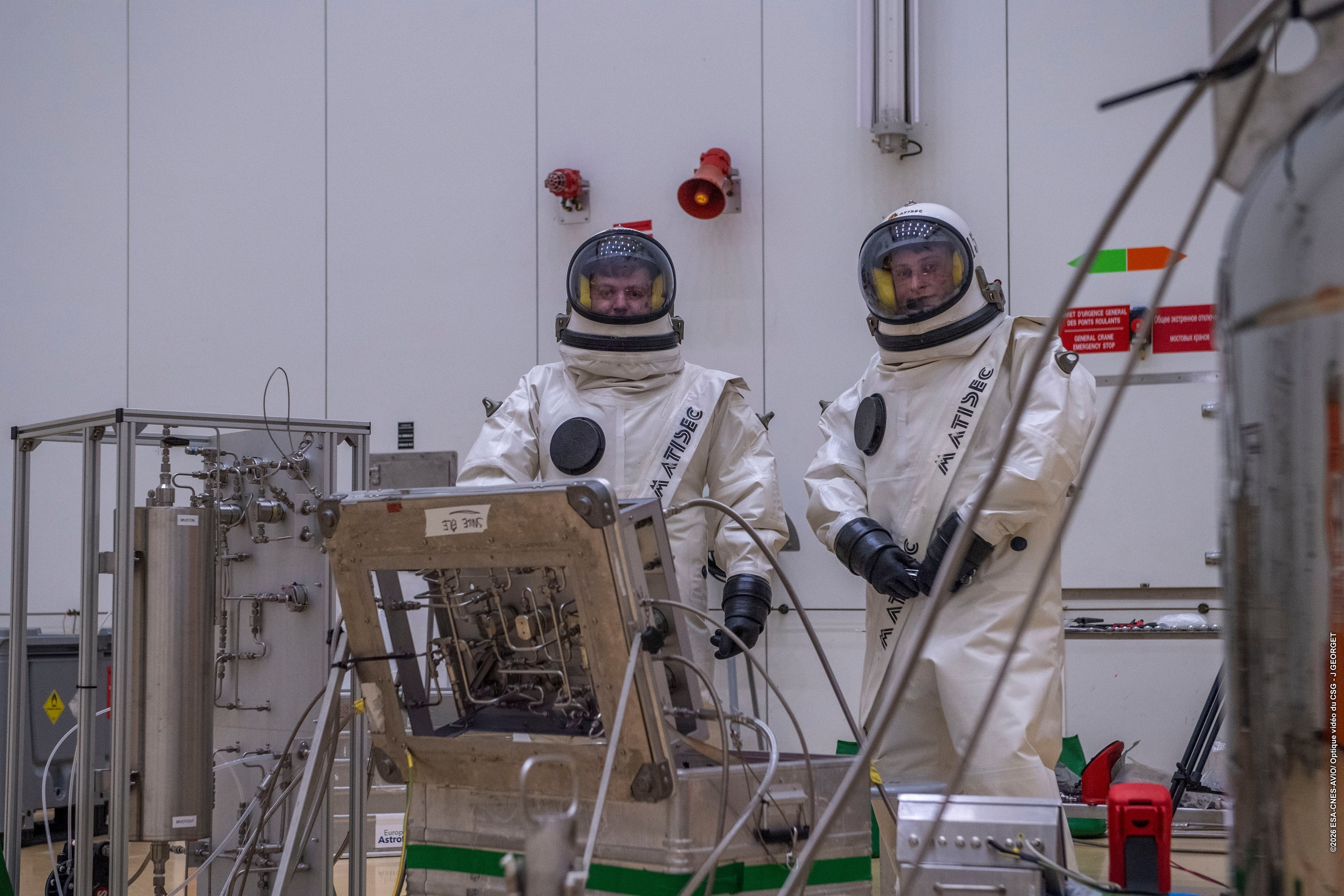 【中欧联合“微笑”任务完成燃料加注，静待发射】当地时间3月20日，中国与欧洲的合