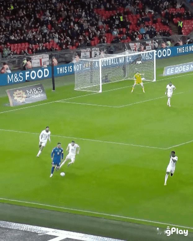 哈里凯恩回防，让自己的中后卫鼓掌，真正的大英帝星，战斗精神远胜贝林厄姆！哈里凯